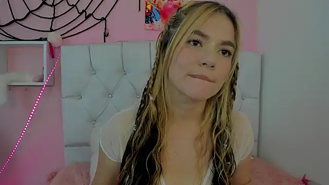 Snapshot of 18candys chatting on October 18, 2025, 7:25 pm 18candys online show from October 18, 2025, 7:25 pm