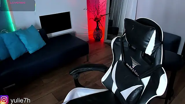  Jessy Moon  online show from March 7, 2026, 7:33 pm