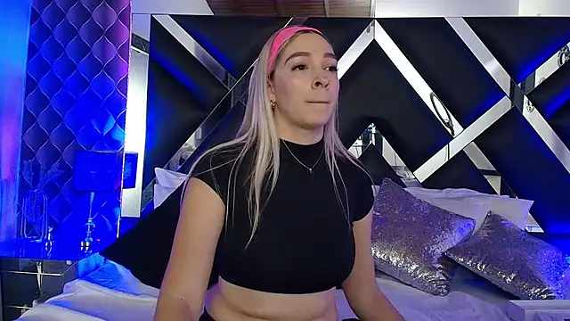 victoriaa lee  online show from November 6, 2025, 7:26 pm