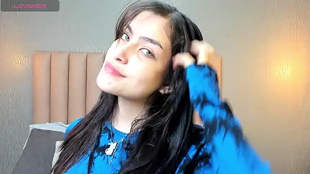 Alexa Thaylor  online show from March 19, 2025, 2:35 pm