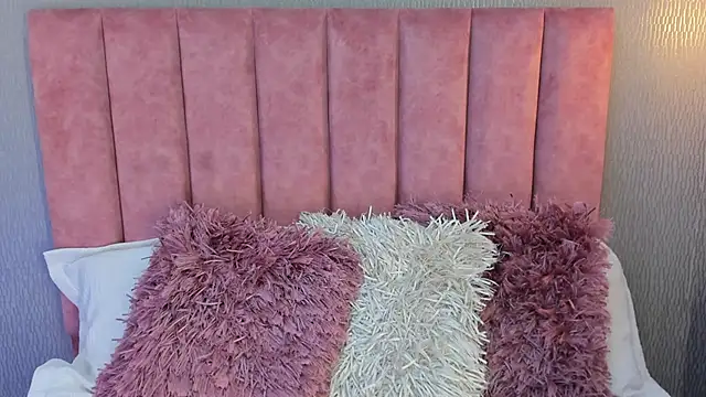 Alexa Thaylor  online show from October 4, 2025, 3:21 pm