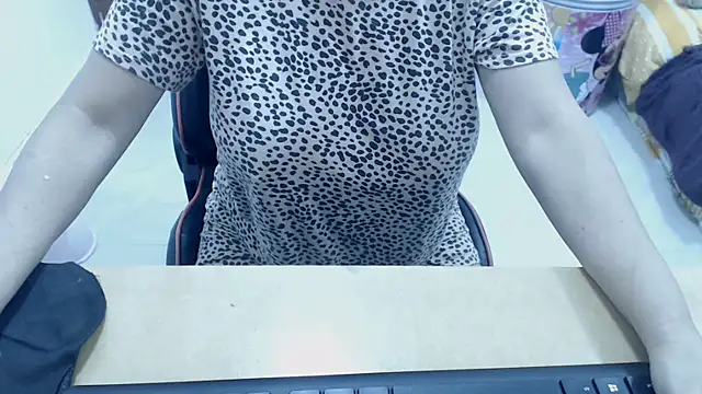 Valentina lara01 online show from November 29, 2025, 11:30 pm