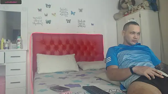 Snapshot of wondercouplexxx chatting on February 14, 2025, 4:15 am wondercouplexxx online show from February 14, 2025, 4:15 am