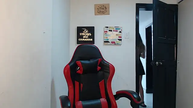 Liamiler01  online show from October 20, 2025, 12:38 pm