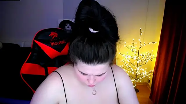 Snapshot of Emily_Mo chatting on January 24, 2025, 10:11 am Emily Mo online show from January 24, 2025, 10:11 am