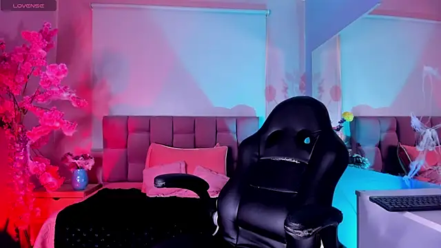 mia thompsonn  online show from October 31, 2025, 3:13 pm