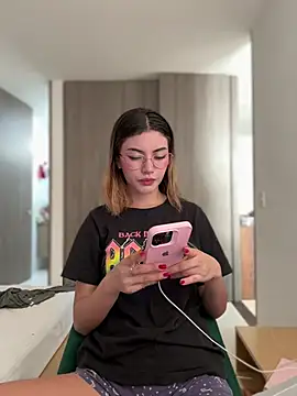 Snapshot of Your_Honeey chatting on January 18, 2025, 10:06 pm Your Honeey online show from January 18, 2025, 10:06 pm