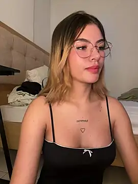 Snapshot of Your_Honeey chatting on February 4, 2025, 6:04 am Your Honeey online show from February 4, 2025, 6:04 am