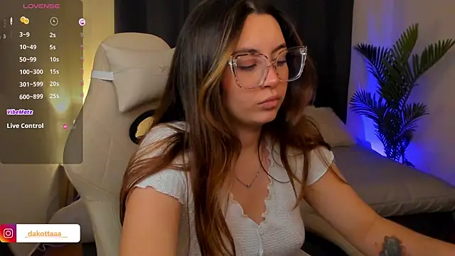 Snapshot of dakottaa_ chatting on December 17, 2025, 11:33 pm dakottaa online show from December 17, 2025, 11:33 pm