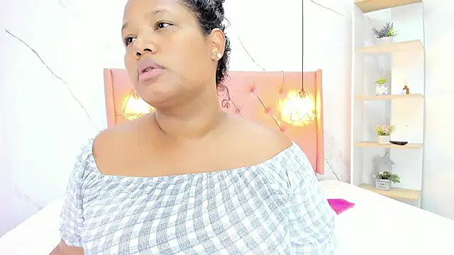 Snapshot of Belle_Brunette chatting on October 20, 2025, 9:37 pm Belle Brunette online show from October 20, 2025, 9:37 pm