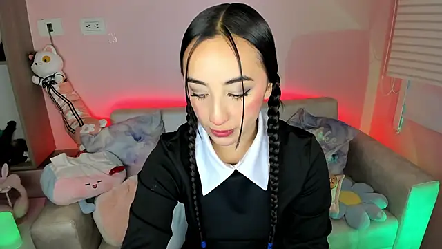 tinysara online show from May 9, 2026, 4:34 pm