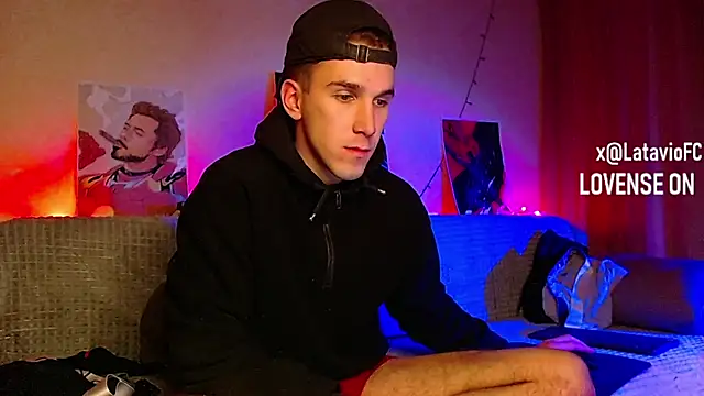 Snapshot of Midnighter_ chatting on February 9, 2025, 10:21 pm Midnighter online show from February 9, 2025, 10:21 pm