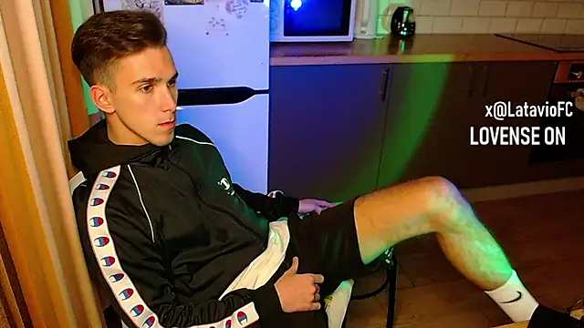 Snapshot of Midnighter_ chatting on September 20, 2025, 7:15 pm Midnighter online show from September 20, 2025, 7:15 pm