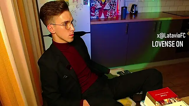 Snapshot of Midnighter_ chatting on September 22, 2025, 3:19 am Midnighter online show from September 22, 2025, 3:19 am