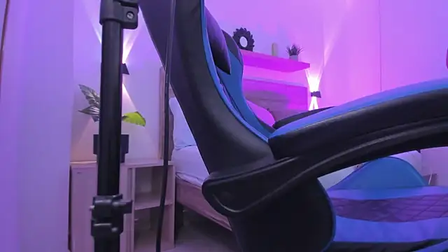 izaro22 online show from December 5, 2025, 12:47 pm