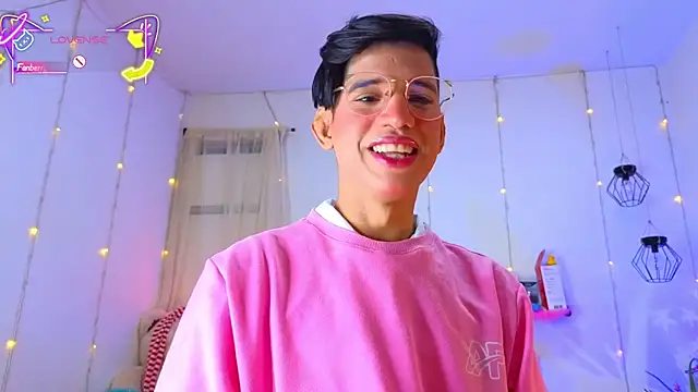 Snapshot of Ariel_Femboy_ chatting on January 7, 2026, 5:10 am Ariel Femboy online show from January 7, 2026, 5:10 am