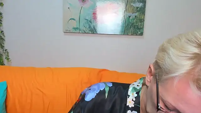 Snapshot of iamyourdream89 chatting on October 18, 2025, 1:23 pm iamyourdream89 online show from October 18, 2025, 1:23 pm