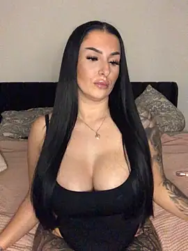 Mia-Bremer online show from November 30, 2025, 6:45 pm