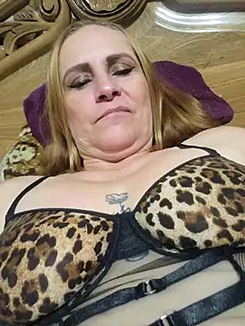 Snapshot of SeductionSilera chatting on November 4, 2025, 6:18 pm SeductionSilera online show from November 4, 2025, 6:18 pm