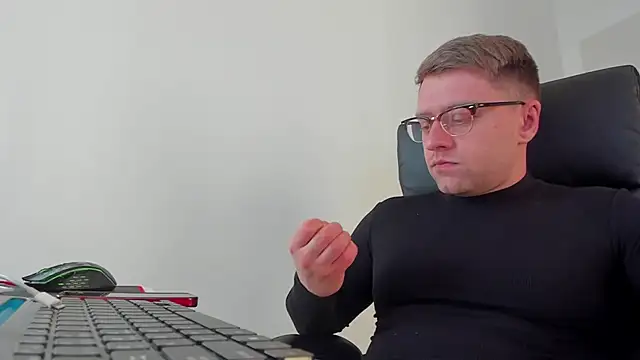 Snapshot of Findom_guy chatting on March 20, 2025, 3:25 pm Findom guy online show from March 20, 2025, 3:25 pm