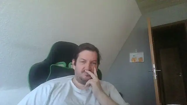 Snapshot of Golffahrer1982 chatting on November 12, 2025, 9:32 am Golffahrer1982 online show from November 12, 2025, 9:32 am