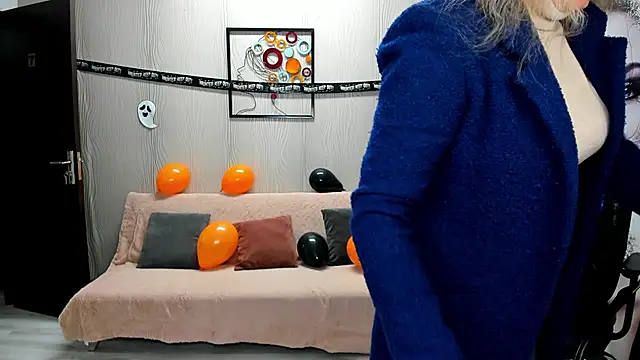 Cassandra Hotty online show from October 28, 2025, 4:05 am