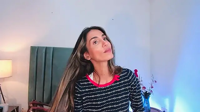 Snapshot of Nina_Cavaali chatting on December 30, 2024, 6:05 pm Nina Cavaali online show from December 30, 2024, 6:05 pm