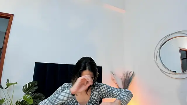 Snapshot of Nina_Cavaali chatting on February 27, 2025, 2:32 pm Nina Cavaali online show from February 27, 2025, 2:32 pm