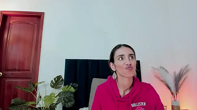 Snapshot of Nina_Cavaali chatting on March 7, 2025, 6:11 pm Nina Cavaali online show from March 7, 2025, 6:11 pm