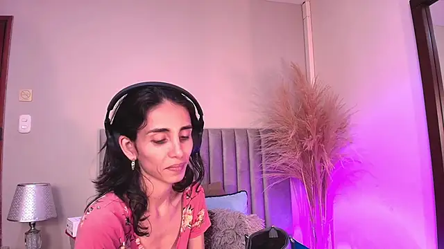 Snapshot of Nina_Cavaali chatting on September 8, 2025, 6:18 pm Nina Cavaali online show from September 8, 2025, 6:18 pm