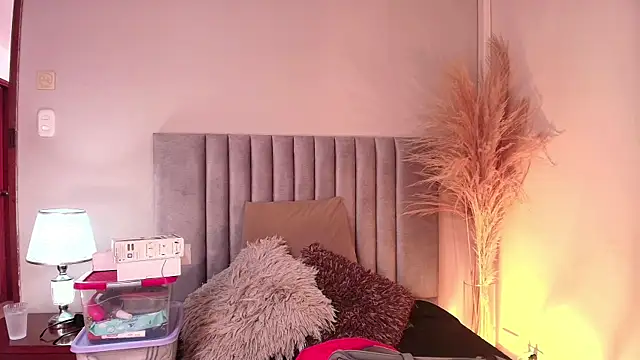 Snapshot of Nina_Cavaali chatting on September 19, 2025, 6:19 pm Nina Cavaali online show from September 19, 2025, 6:19 pm