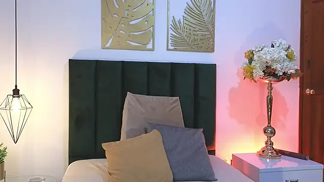 Snapshot of Nina_Cavaali chatting on September 29, 2025, 2:33 pm Nina Cavaali online show from September 29, 2025, 2:33 pm