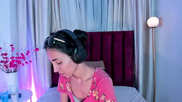 Snapshot of Nina_Cavaali chatting on October 9, 2025, 6:28 pm Nina Cavaali online show from October 9, 2025, 6:28 pm
