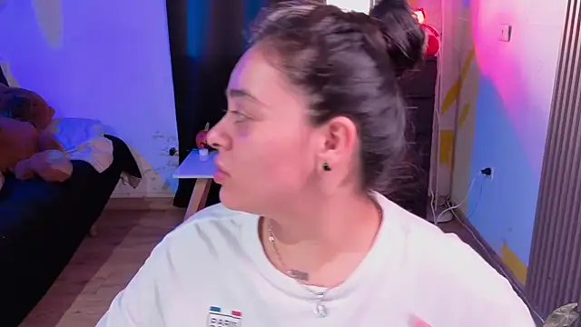 Cuttiealice online show from November 17, 2025, 1:28 pm