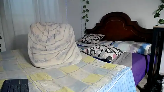 ivonne  hott1 online show from September 9, 2025, 4:06 pm