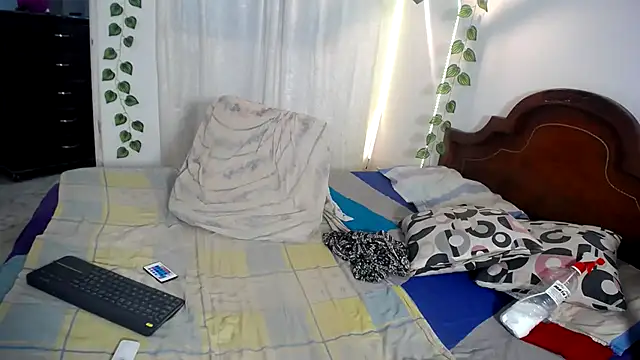 ivonne  hott1 online show from October 17, 2025, 5:59 pm