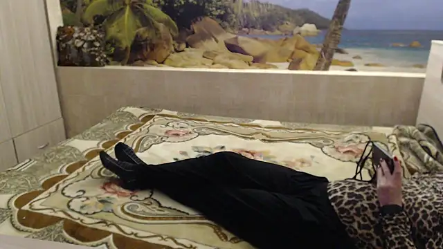 Snapshot of Aphelandra chatting on March 18, 2025, 4:15 pm Aphelandra online show from March 18, 2025, 4:15 pm