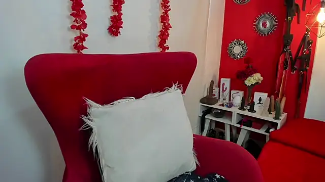 julieta evans  online show from February 10, 2025, 9:15 pm