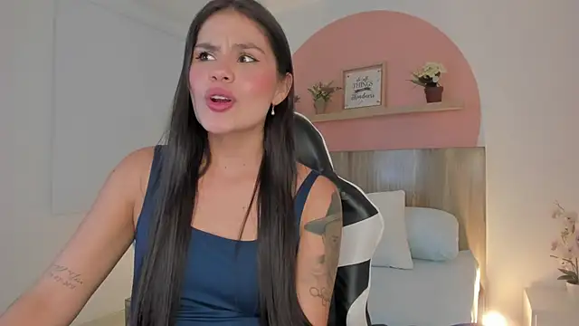 dominique25  online show from October 22, 2025, 3:18 am