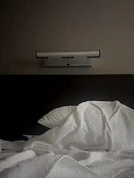 Snapshot of versetopcouple chatting on December 17, 2025, 12:27 am versetopcouple online show from December 17, 2025, 12:27 am