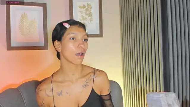 LauraAristizabal online show from November 2, 2025, 12:40 pm