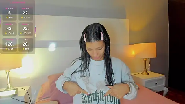 LauraAristizabal online show from November 5, 2025, 12:38 pm