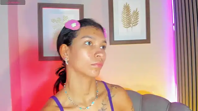 LauraAristizabal online show from November 26, 2025, 12:50 pm