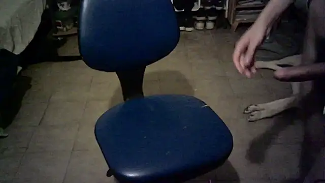 Snapshot of Emv2 chatting on December 3, 2024, 5:42 am Emv2 online show from December 3, 2024, 5:42 am