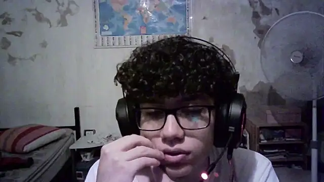 Snapshot of Emv2 chatting on December 28, 2024, 5:55 am Emv2 online show from December 28, 2024, 5:55 am