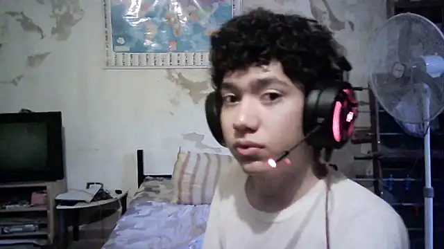 Snapshot of Emv2 chatting on December 1, 2025, 10:04 pm Emv2 online show from December 1, 2025, 10:04 pm