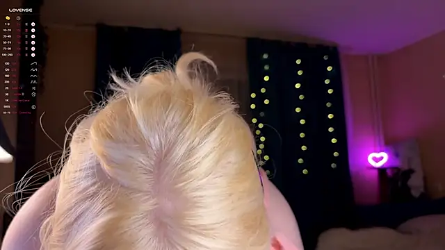 LisaLaas online show from September 18, 2025, 9:39 pm