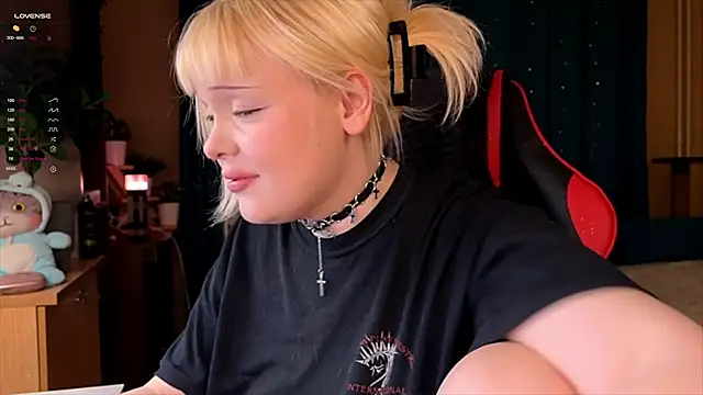 LisaLaas online show from October 9, 2025, 2:48 pm