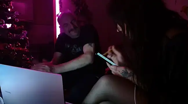 Snapshot of TransandBoy chatting on December 25, 2024, 4:33 am TransandBoy online show from December 25, 2024, 4:33 am