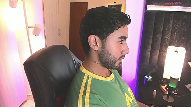 Snapshot of ItsMeEros chatting on February 1, 2026, 12:20 am ItsMeEros online show from February 1, 2026, 12:20 am